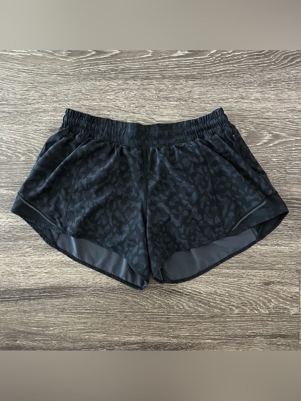 Lululemon Hotty Hot Shorts Womens 10 Black Leopard Animal Print Brief Liner Logo